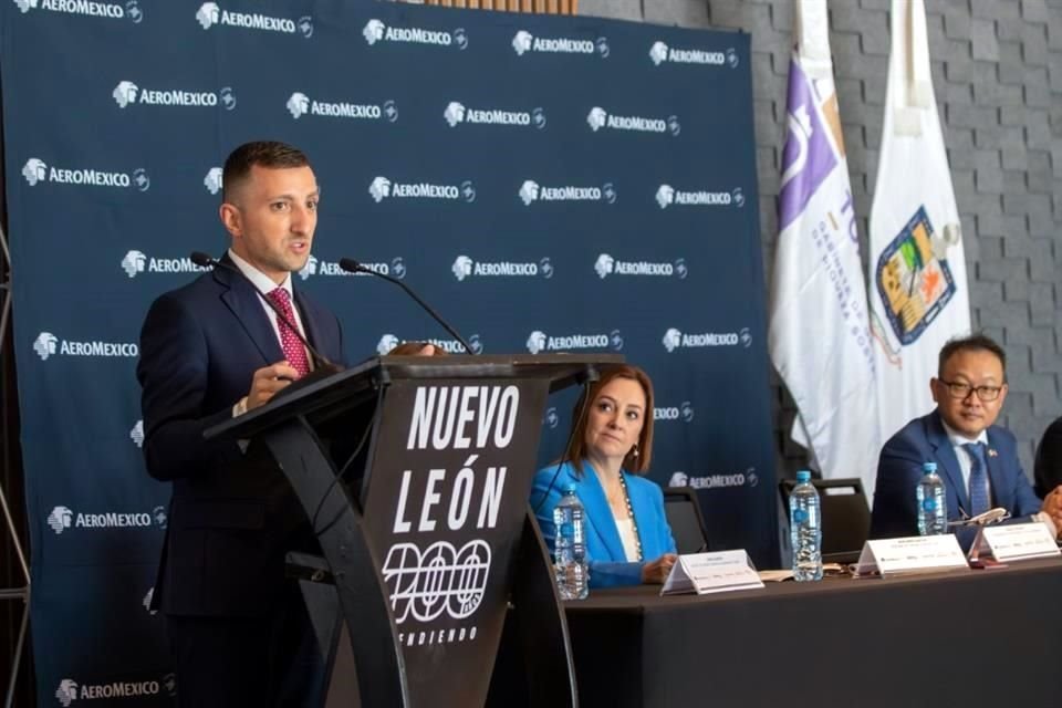 Pasquale Speranza, vicepresidente de ventas México de Aeroméxico,, a un lado Maricarmen Martínez, Secretaria de Turismo de Nuevo León.