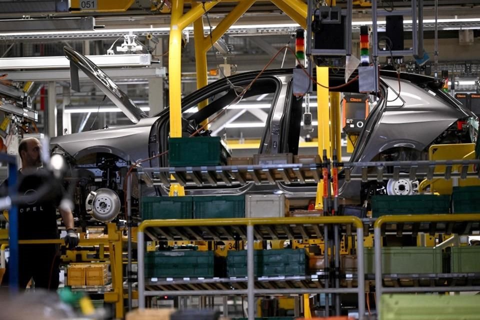 El ex director de la INA advirtió que países del sudeste asiático como Vietnam, Tailandia o la India son cada vez más competitivos en términos de tecnología y capacitación de su talento, por lo que México no debe descuidar la calidad de su mano de obra en este sector.