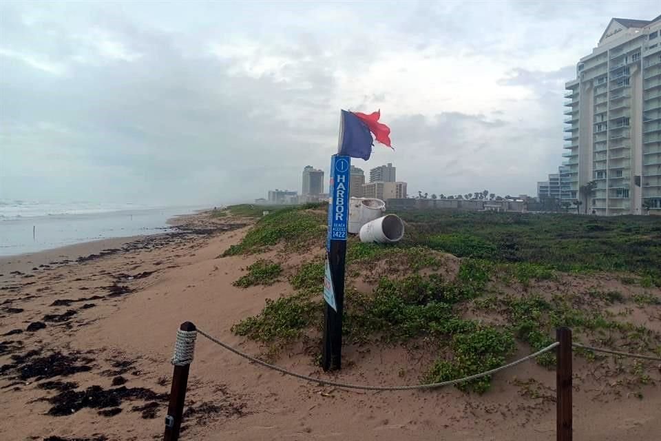 La playa de la Isla del Padre se encuentra cerrada con bandera roja para los bañistas.