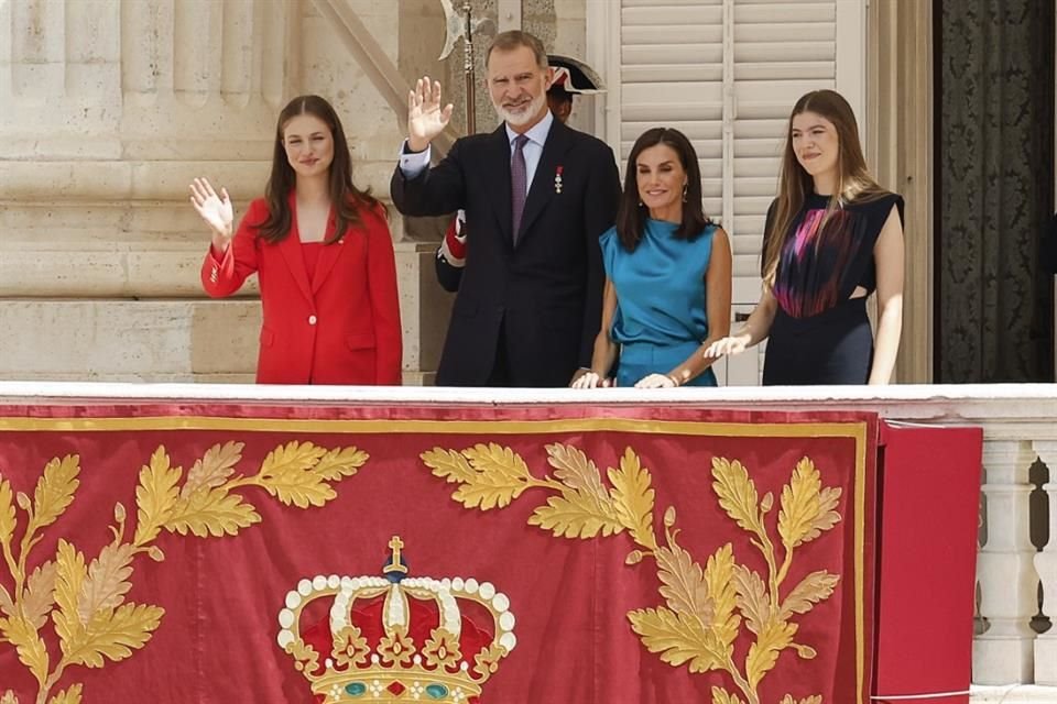 La Familia Real española salió al balcón central del  palacio para saludar a sus simpatizantes