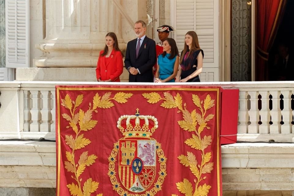 Según información de la prensa española, alrededor del Palacio real se congregaron al menos dos mil personas.
