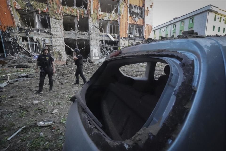 El centro de la ciudad está cubierto de escombros tras un ataque de misiles rusos en Járkiv, Ucrania, el 25 de mayo de 2024.