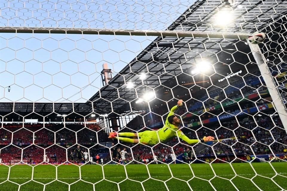 Así puso el balón Xherdan Shaqiri para el 1-1.