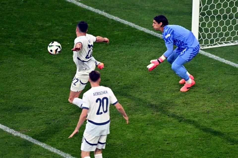 Fabian Schär buscó despejar el balón, pero terminó enviándolo al fondo de su propia meta.