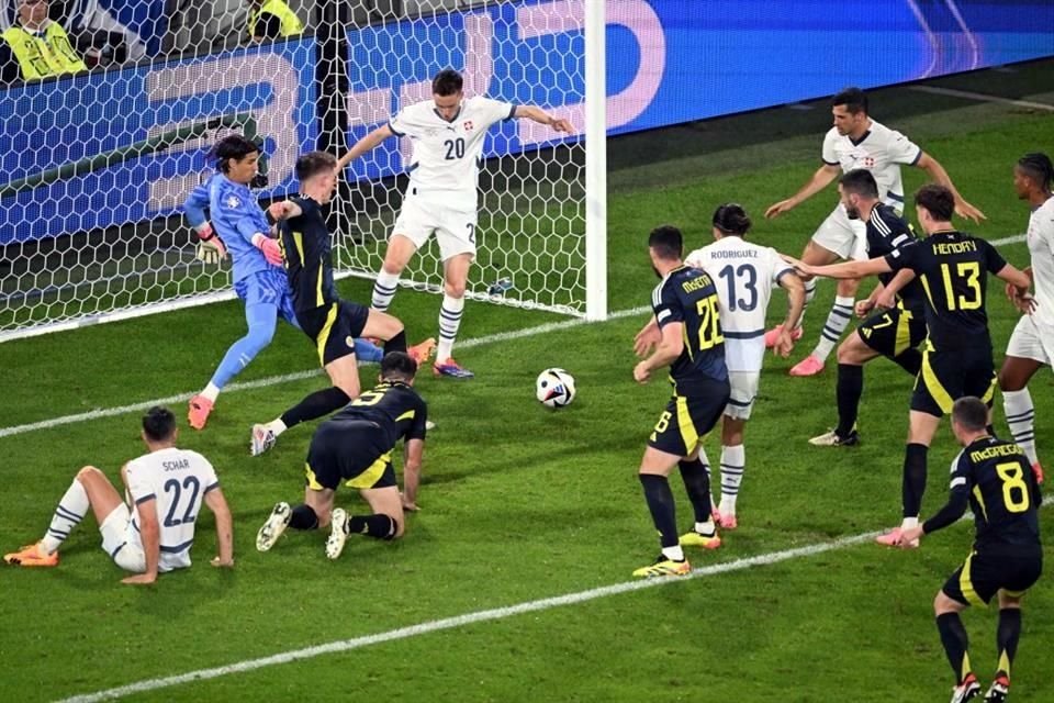 Grant Hanley remató con la cabeza, pero el balón se paseó peligrosamente por el área chica, sin encontrar un remate.