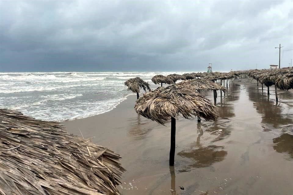 Autoridades colocaron bandera negra en la Playa Bagdad ante las lluvias provocadas por Alberto.