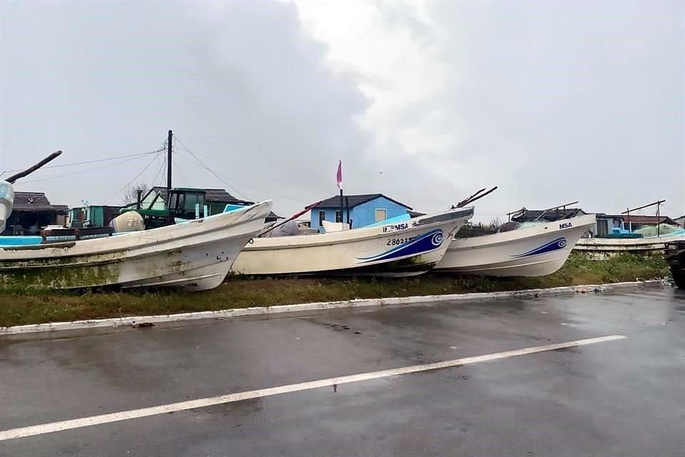 Las embarcaciones permanecen afuera de la Playa Bagdad.