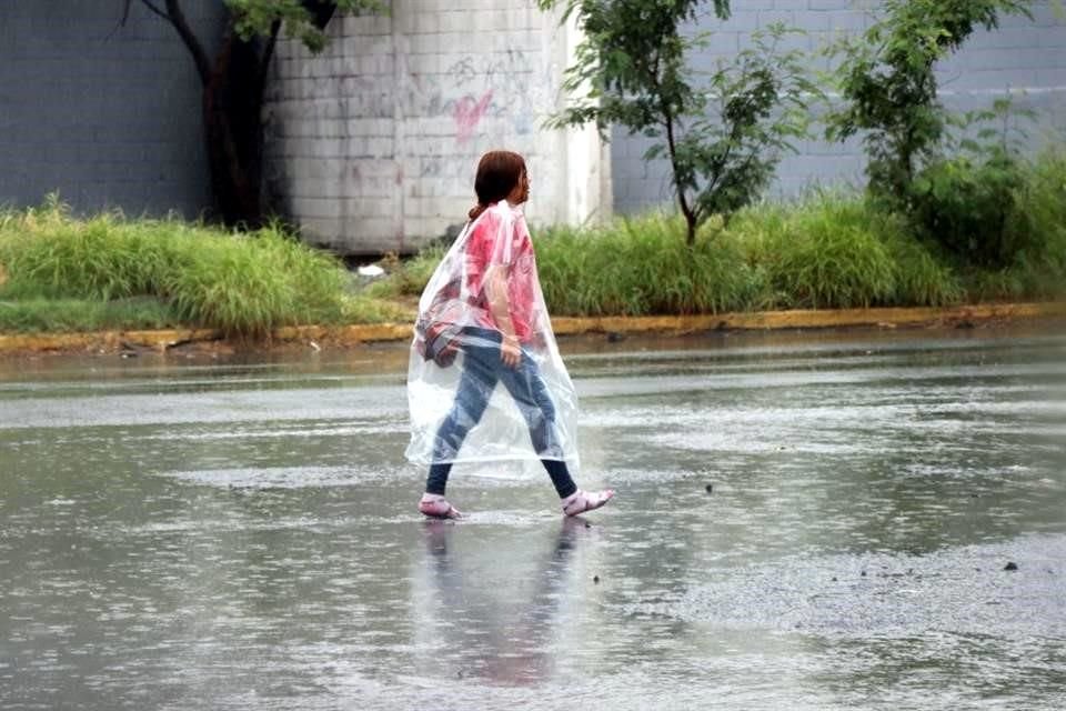 Por la lluvia, algunos peatones tomaron medidas como usar paraguas y capas de plástico en la Avenida San Nicolas.