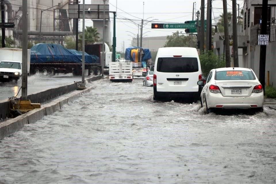 Por su gran acumulado, la lluvia encharcó rápidamente las vialidades en Monterrey, como en Conchello.