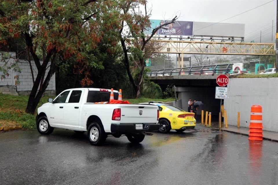 El Municipio de Monterrey cerró el paso deprimido del Parque Canoas.