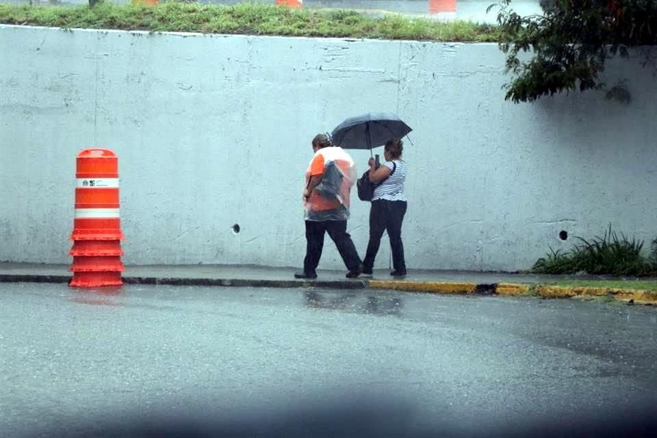 Algunos regios se previnieron con paraguas.