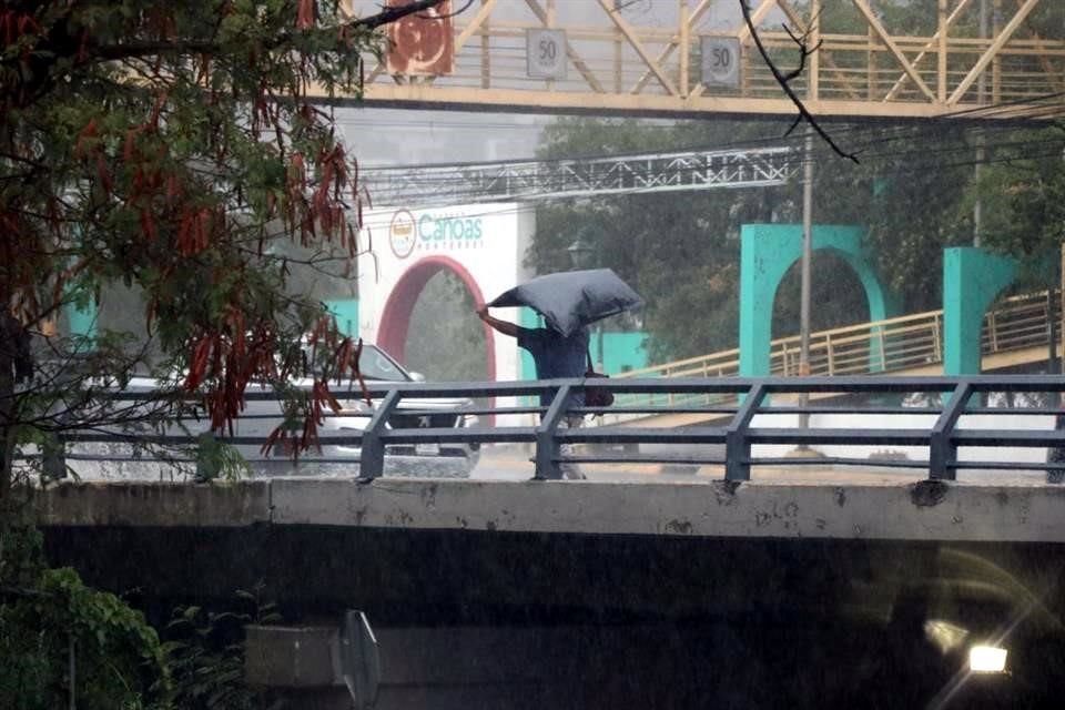 Incluso, algunos ciudadanos sorprendidos por las lluvias utilizaron bolsas de plástico para cubrirse.