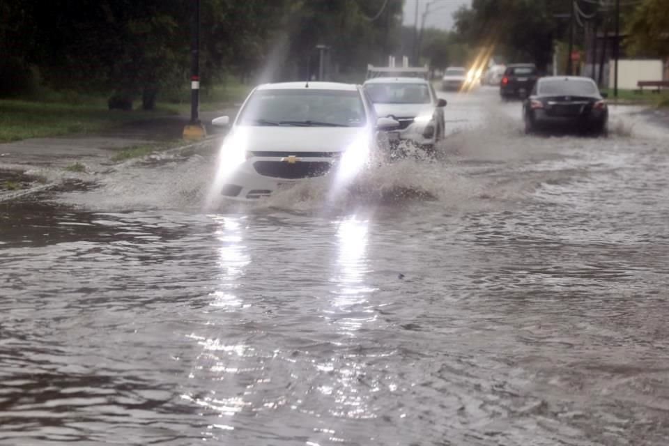 Conductores en Montemorelos reportaron riesgos al cruzar por algunas calles.