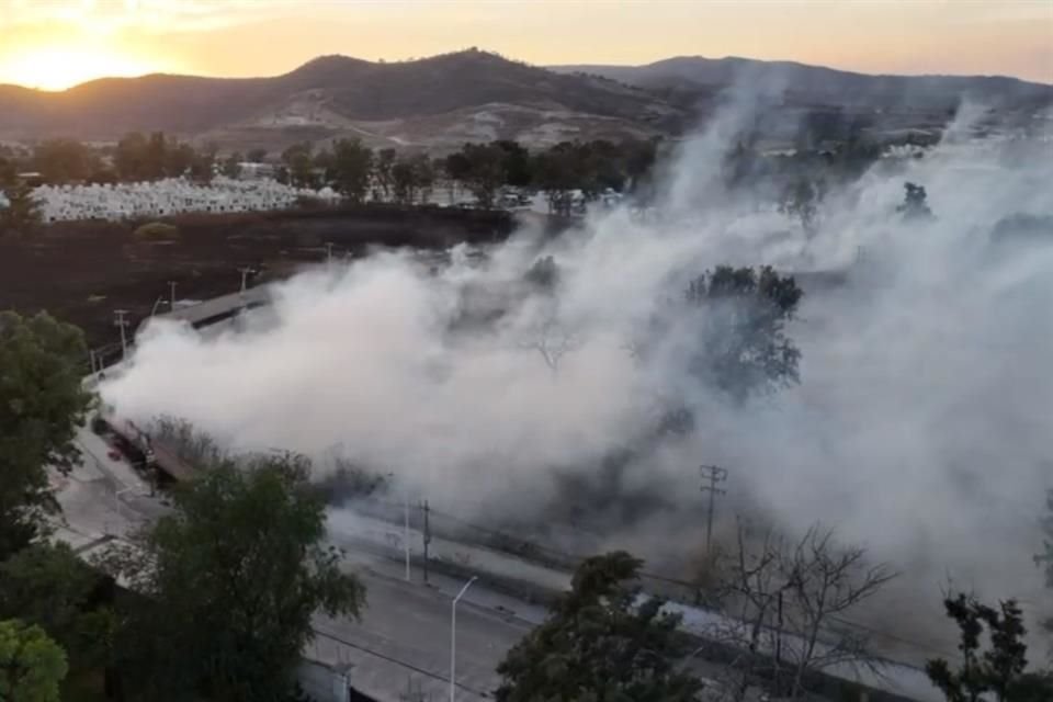 Imágenes del humo que emana de quemas hechas en una empresa empacadora de pistaches, sobre Camino Antiguo a San Isidro Mazatepec, en el corredor López Mateos.