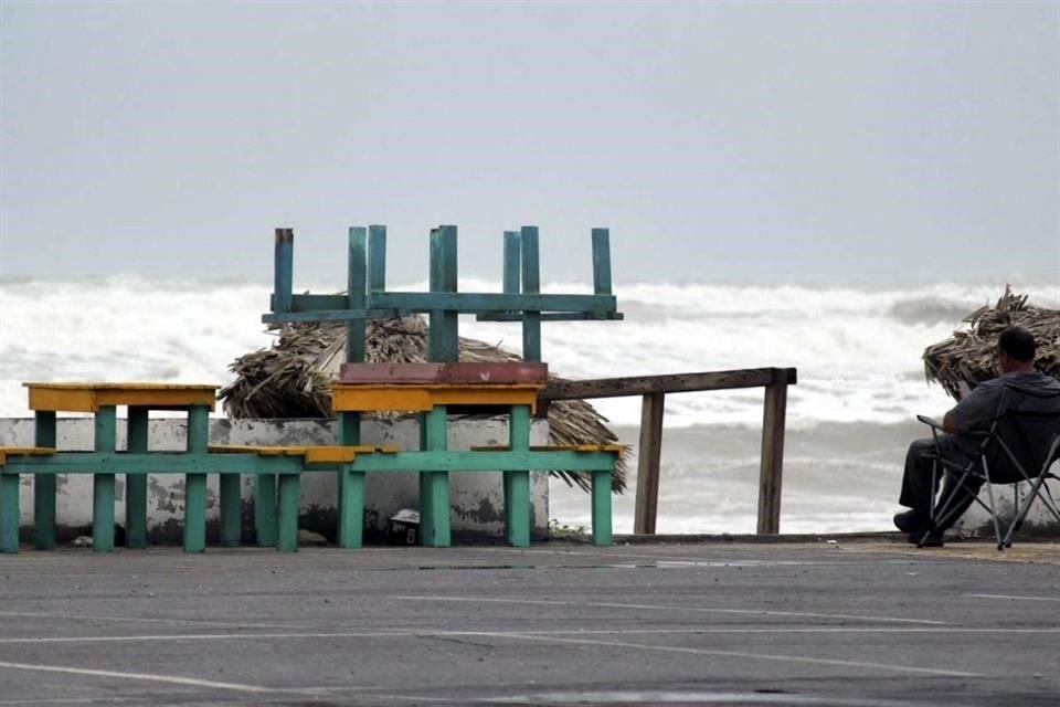 Un hombre observa el mar antes de la llegada de la tormenta tropical 'Alberto' en Matamoros.