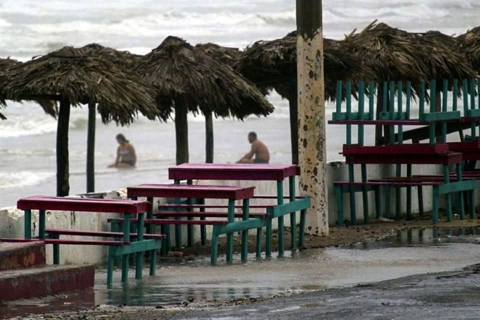 Algunos visitantes estuvieron en la Playa Bagdad antes de que autoridades pidieran no acudir, como medida de precaución.