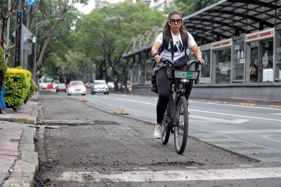 Por segundo año consecutivo, se da mantenimiento al pavimento de una fracción de la ciclovía que corre sobre Avenida Insurgentes.