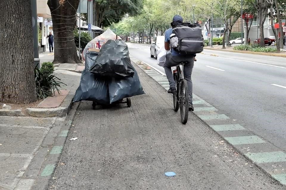 Ciclistas critican que las barras de confinamiento del carril fueron retiradas, lo que implica que automovilistas lo invadan.