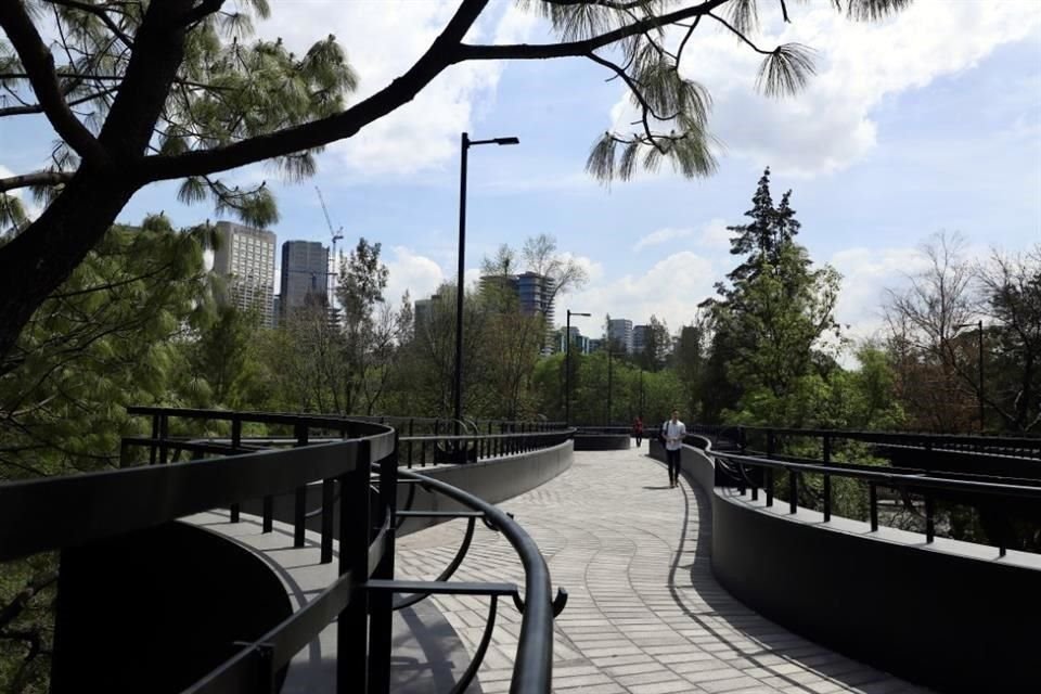 La Calzada Flotante Chivatito conecta el Jardín Escénico con el Parque Rosario Castellanos de la  segunda sección del Bosque de Chapultepec.