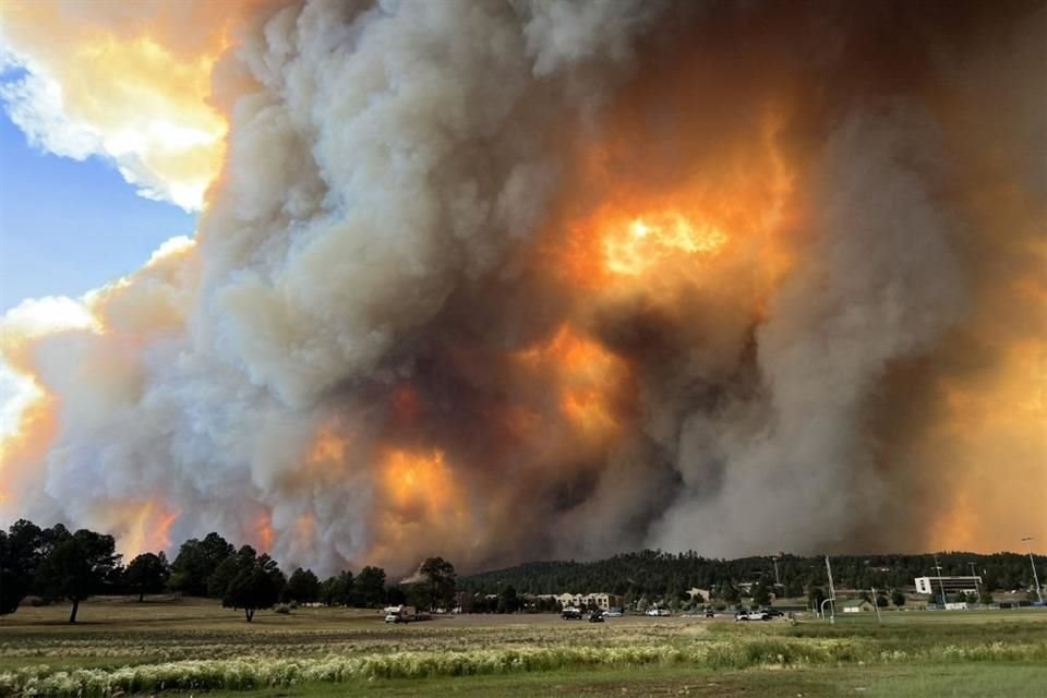 El incendio de South Fork ardiendo sobre Ruidoso, Nuevo México, el 17 de junio del 2024.