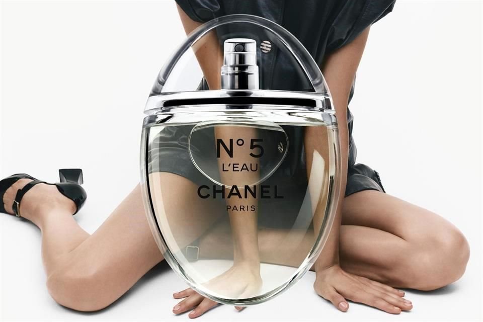 La icónica fragancia Chanel N°5 actualizó su presentación con una nueva botella de cristal.