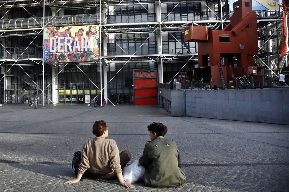 El Centro Pompidou, diseñado por Renzo Piano y Richard Rogers, se convirtió rápidamente en un símbolo de la renovación arquitectónica, con sus enormes tubos metálicos en las fachadas.