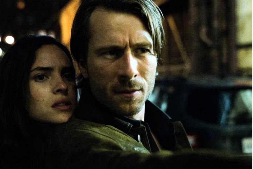 Llega a cines 'Cómplices del Engaño', una comedia romántica llena de mucha acción, con Glenn Powell y Adria Arjona.