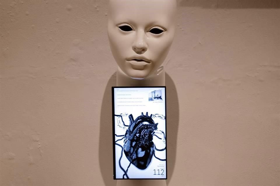 Amor, inteligencia artificial y seres humanos, son los temas que abarca la exposición 'Esculturas Sensibles'.