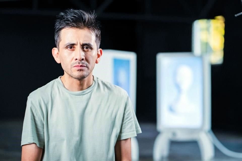 La muestra se compone de tres esculturas principales: 'Lovers', 'Product Recall' y 'National Anthem'.