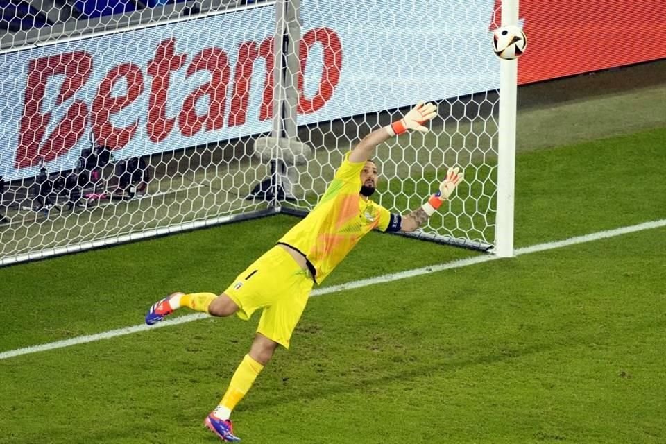 Nada pudo hacer Gianluigi Donnarumma ante el disparo de Williams, que se estrelló en el larguero.