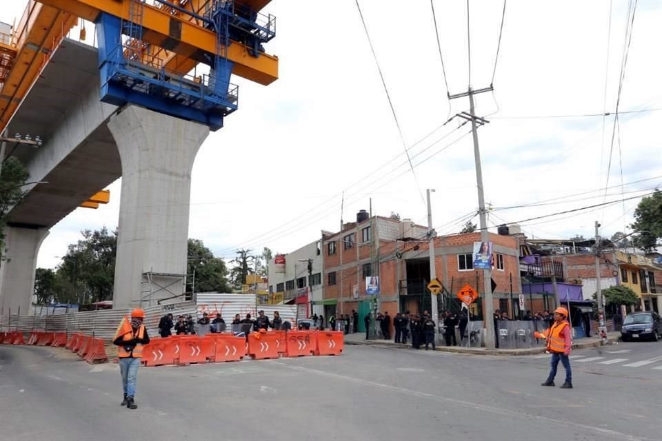 Las protestas han impedido que se construyan columnas faltantes, por lo que una máquina ensambladora de dovelas que sirve para formar las trabes, permanece detenida encima de las casas de la Colonia. 