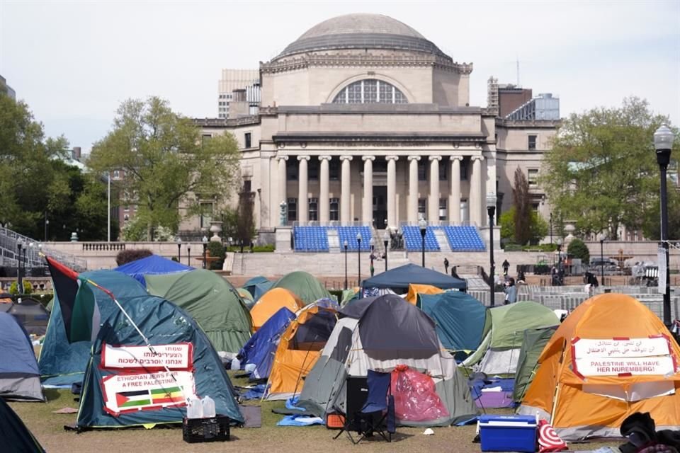 Estudiantes protestan en el campus de la Universidad de Columbia el 30 de abril del 2024.