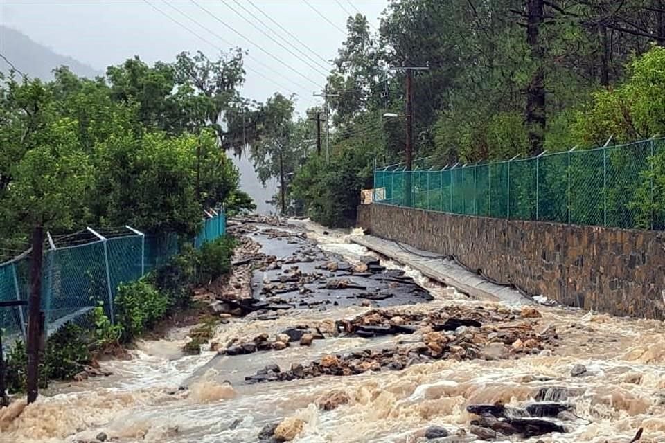 Los caminos de la Sierra Alta de Santiago sufrieron afectaciones por la fuerza de las lluvias.