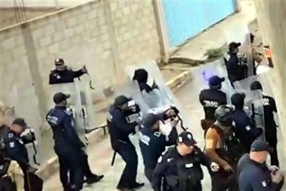 En videos grabados por los pobladores, se observó cómo los elementos realizaron detonaciones, aventaron piedras, detuvieron y golpearon a manifestantes.