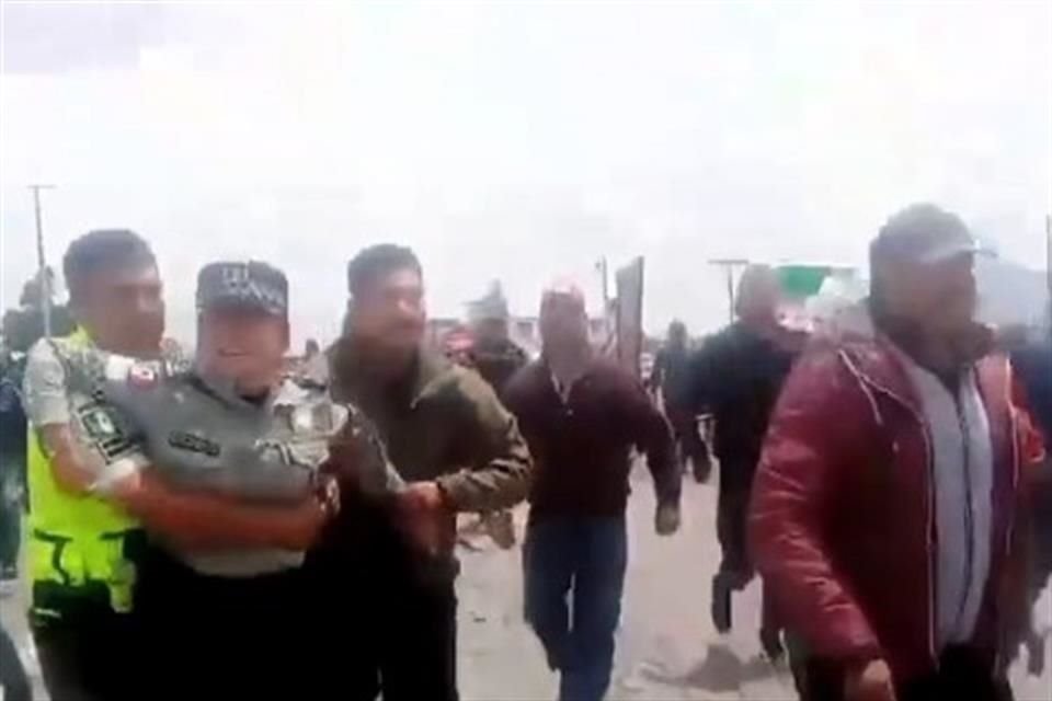 En el lugar del enfrentamiento estaban también agentes de la Guardia Nacional, una elemento de la GN pedía a policías que la soltaran.