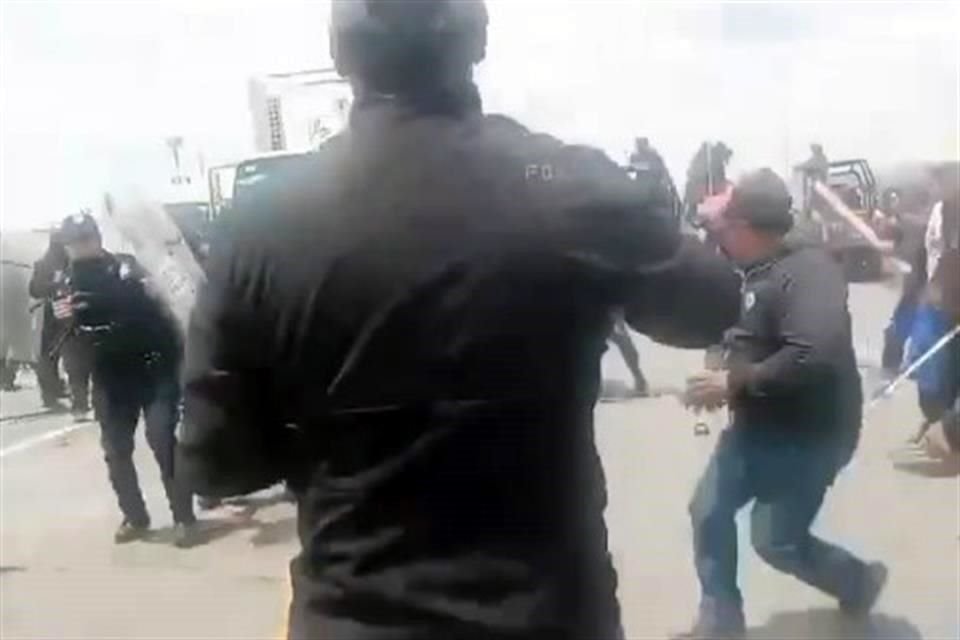 La Fiscalía de Veracruz confirmó que dos personas fallecieron tras la riña entre pobladores y policías en Perote.