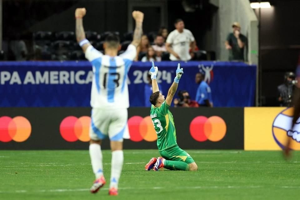 Emiliano Martínez cumplió en el arco argentino.