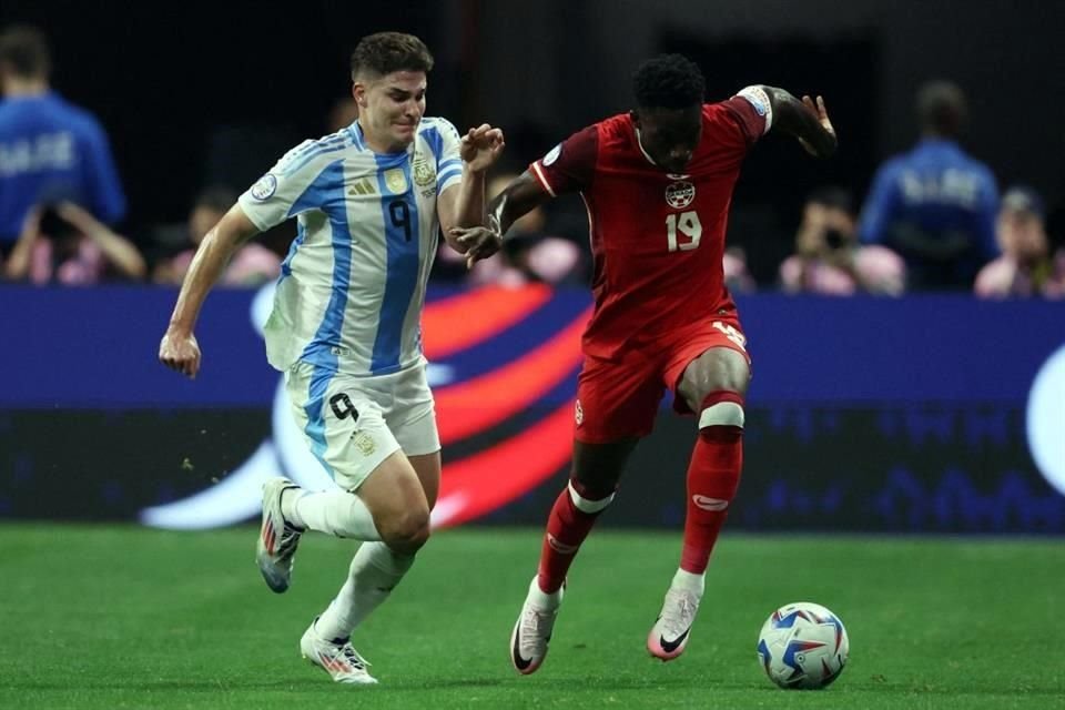 Alphonso Davies fue una pesadilla por la banda izquierda.