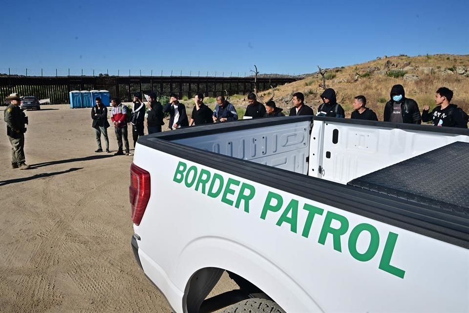 Un grupo de migrantes espera ser procesados por la Patrulla Fronteriza en California el 6 de junio.