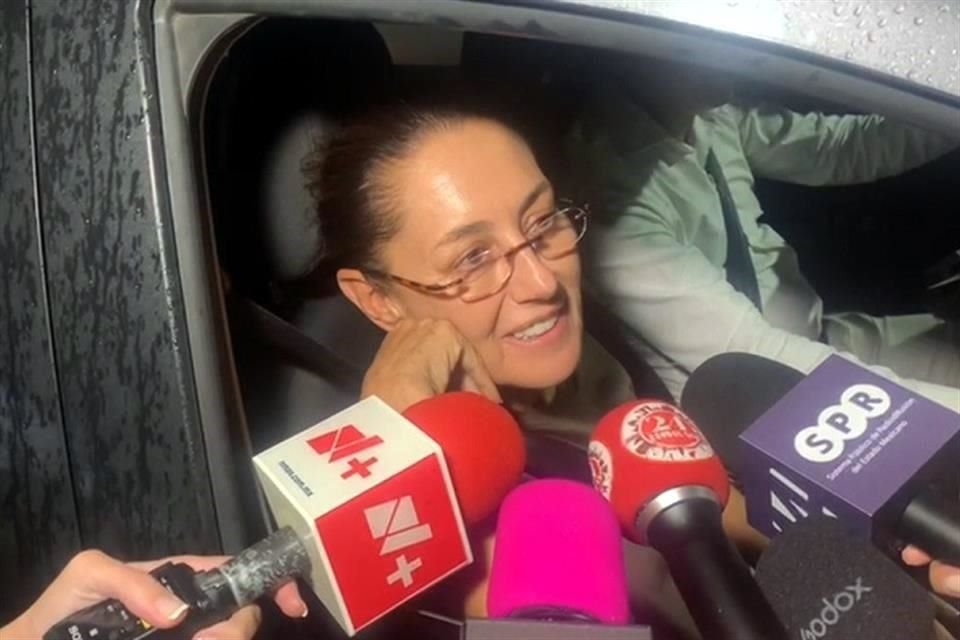 Claudia Sheinbaum, virtual Presidenta electa, al salir de esta noche de la casa de transición.