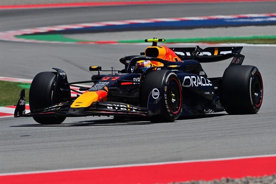 Checo Pérez terminó quinto en la primera sesión de entrenamientos libres en el circuito de Barcelona.