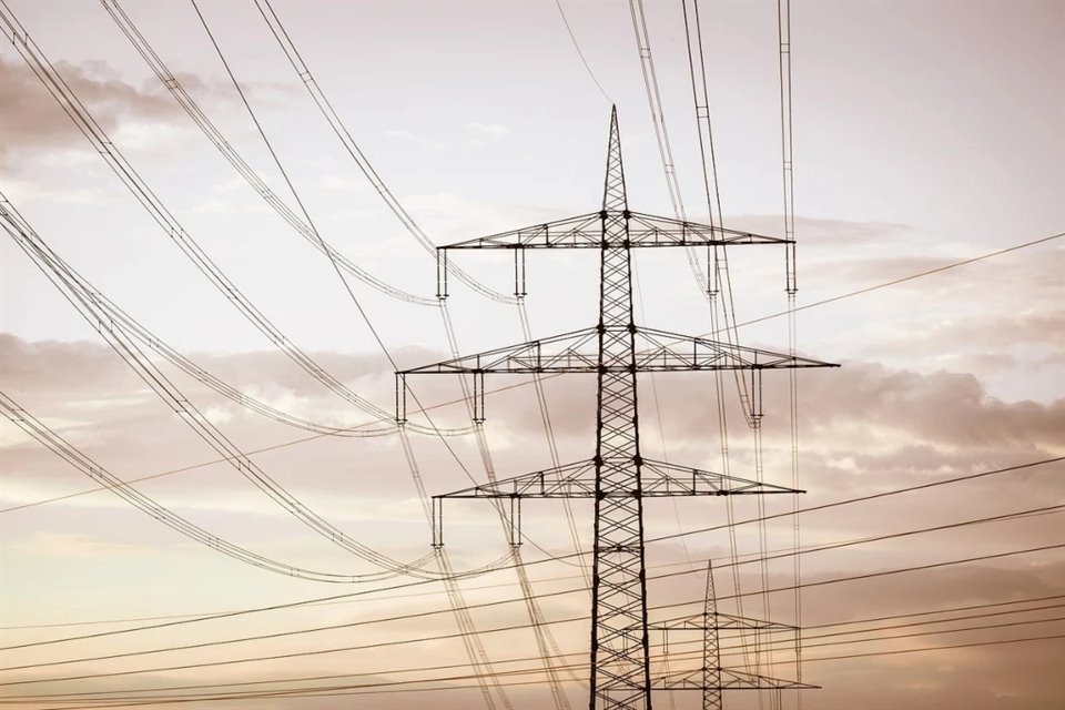 La CFE aseguró que la energía producida por la IP fue insuficiente para satisfacer la demanda durante la crisis causada por la onda de calor.