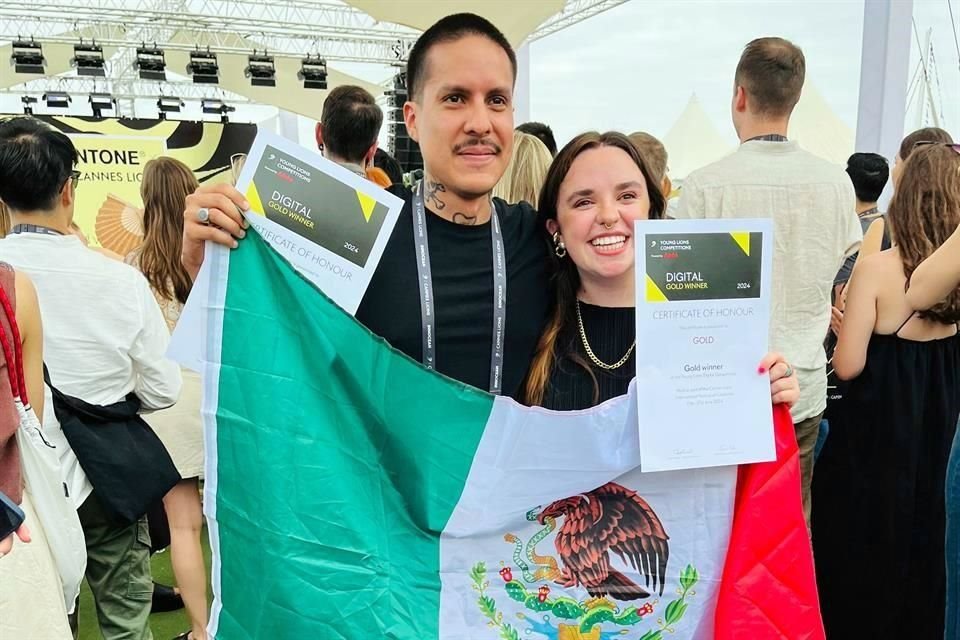 Roberto Concha y Alejandra Margain, orgullos al recibir el certificado que los acredita como ganadores de un Oro.