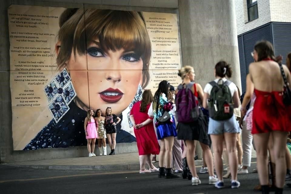 Fans Taylor Swift fueron recibidos en Londres con un mapa del metro inspirado en The Eras Tour, con motivo de los shows en ese país.