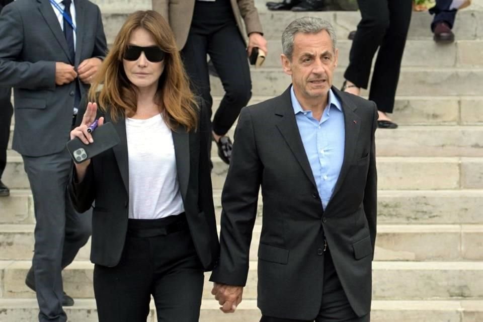 Nicolas Sarkozy y Carla Bruni-Sarkozy asistieron a la ceremonia fúnebre.