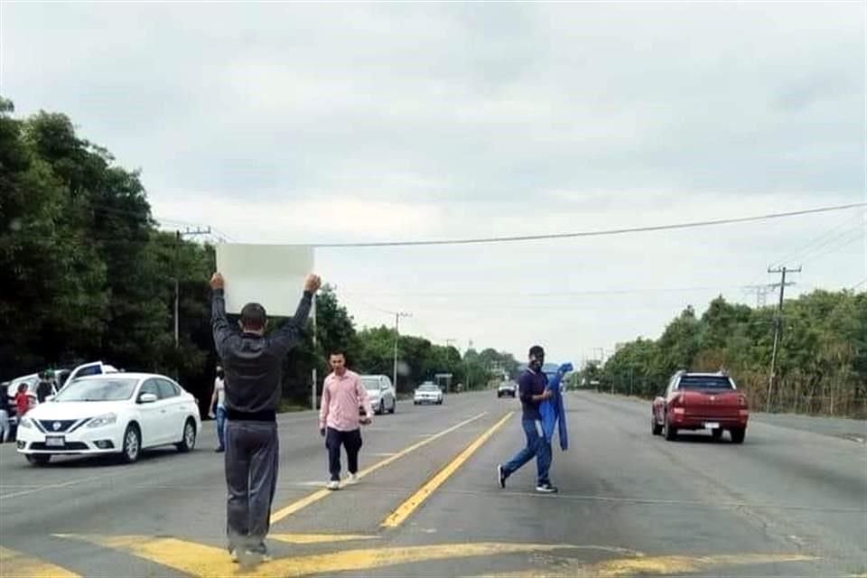 En vialidades del municipio de Uruapan, alzan pancartas con las que se identifican como afectados por la suspensión de las importaciones de aguacate mexicano por parte de Estados Unidos.