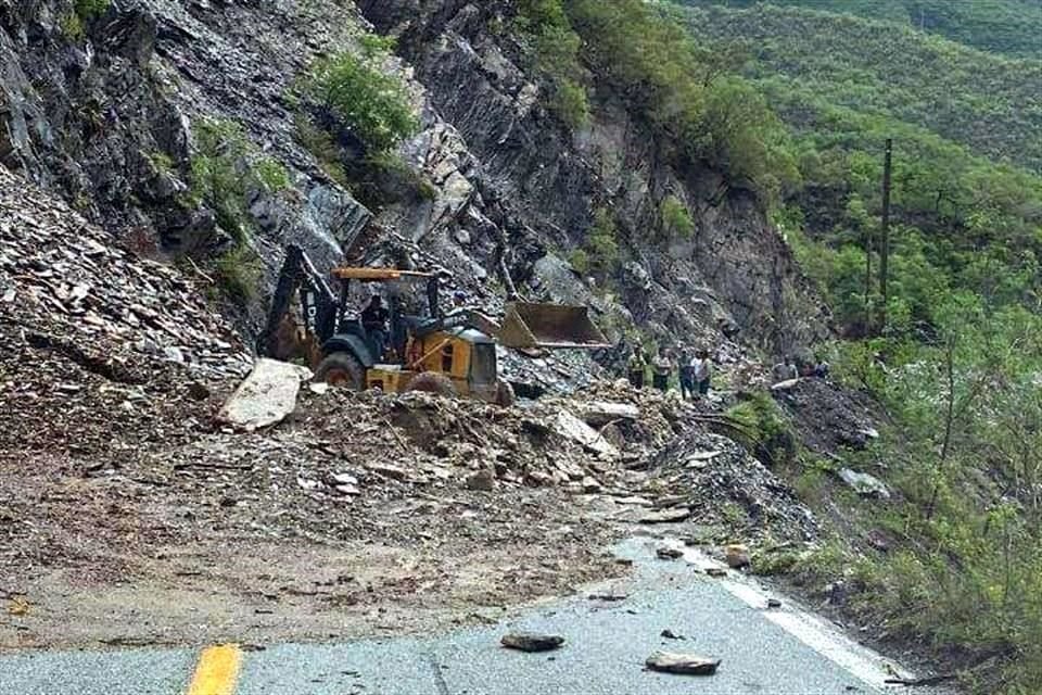 Habitantes del municipio de Iturbide quedaron incomunicados por los daños a la carretera que conecta con Linares, en el Ejido Los Pinos. 