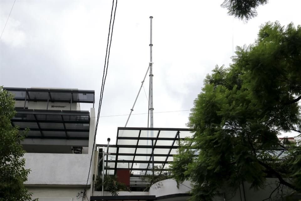 Vecinos de la Colonia Condesa realizan protestas en contra de la instalación de una antena de telecomunicaciones en una casa catalogada.