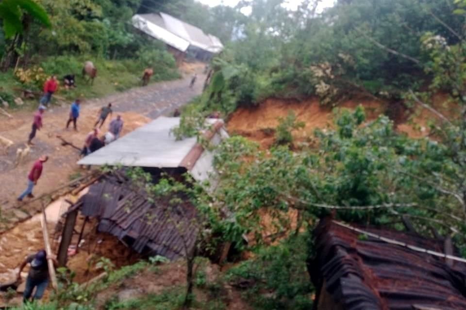 Un deslave se registró en el Municipio de San Sebastián Tlacotepec, Puebla, debido a las intensas lluvias.