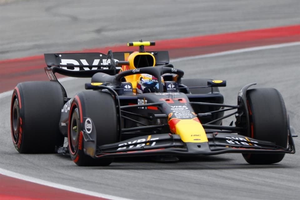 Checo Pérez en acción en el circuito español.